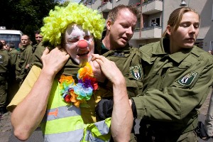 Hey, stop clowning around! Hey, stop clowning around!